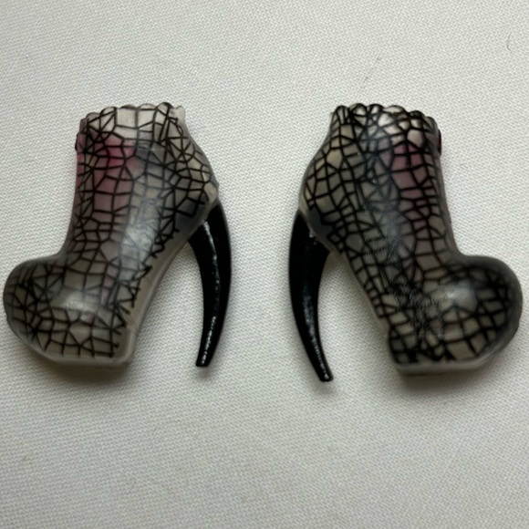Draculaura’s Black and Pink High Heel Boots for Ghouls Rule Monster High Doll - Picture 4 of 6